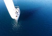 bateau à voile mer bleue bateau à voile voile blanche ensoleillé voilier